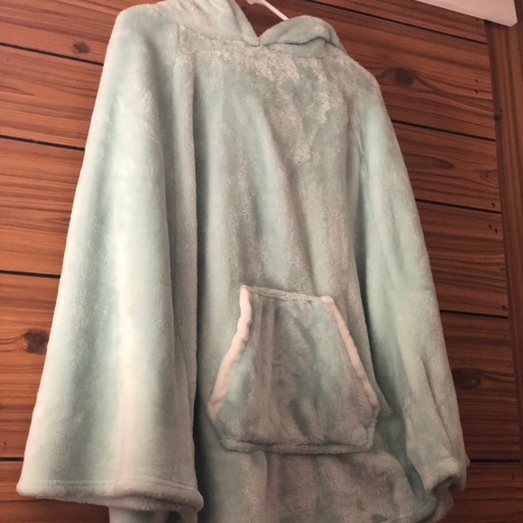 Cozy kitten pancho - Picture 2 of 2